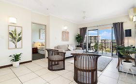 Huge Cbd Top Floor Apartment With Breath Taking Views!